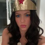 Shakira Instagram - De porrista a súper héroe. Por cierto la mujer maravilla fue mi primer disfraz! Halloween, la excusa perfecta para sublimar deseos de infancia! 😜 From cheerleader to super hero. Btw Wonder Woman was my very first costume! Halloween, the perfect excuse to fulfill childhood dreams!