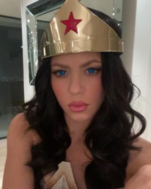 Shakira Instagram - De porrista a súper héroe. Por cierto la mujer maravilla fue mi primer disfraz! Halloween, la excusa perfecta para sublimar deseos de infancia! 😜

From cheerleader to super hero. Btw Wonder Woman was my very first costume! Halloween, the perfect excuse to fulfill childhood dreams!