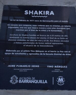 Shakira Instagram - 1. Me hace feliz compartir esto con mis padres y en especial con mi madre en el día de su cumpleaños.❤️ ❤️
2. ⁠✨
3.  Mis padres, el alcalde y yo allí atrás vigilando!⁠
4. ⁠Ay y esta dedicatoria. Esto es demasiado para mi corazoncito.
5. ⁠Mis papitos y mis hermanos con nuestro alcalde.
