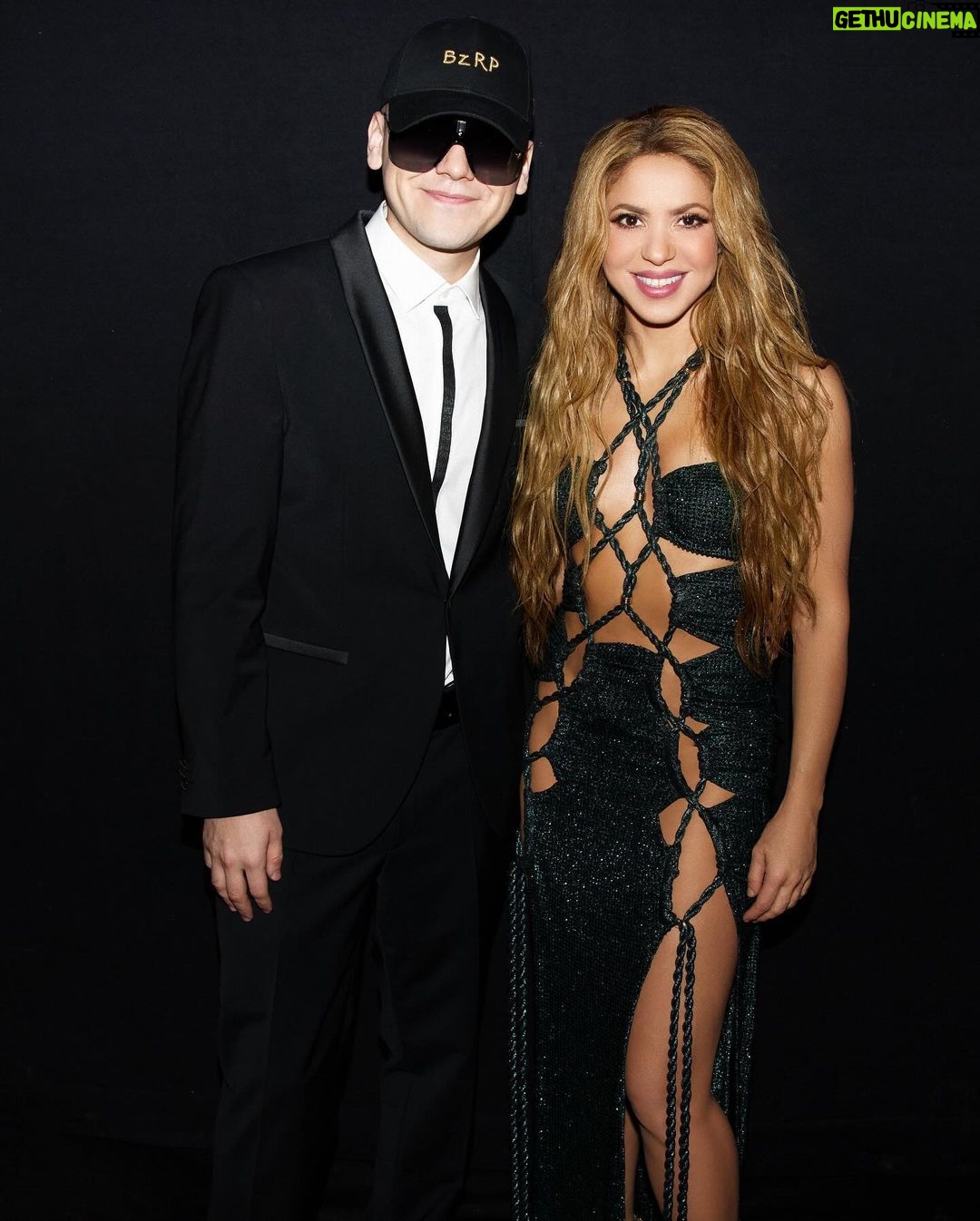 Shakira Instagram - Que gran noche! Gracias @latingrammys y gracias Sevilla!