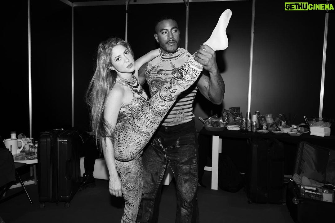 Shakira Instagram - And that’s how we stretch for the @latingrammys Tune in this Thursday Nov 16! ⏰ 8pm ET on Univision 7pm Mexico 8:30pm Colombia 10:30pm Argentina on TNT and HBO Max. 10:30pm Spain on RTVE Seville, Spain