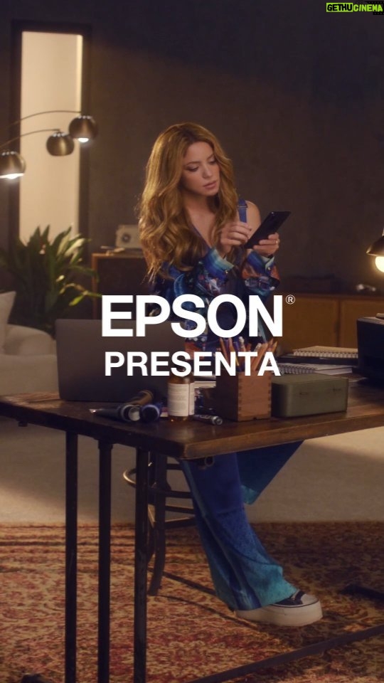 Shakira Instagram - Feliz de acompañar a Epson en su nueva campaña de impresoras EcoTank®, con tecnología que ayuda a crear colores vibrantes en cada página. Empolgada com a parceria com a Epson para a campanha da nova impressora EcoTank®, com tecnologia que ajuda a criar cores vibrantes em cada página. #EpsonShakira #Epson #Shakira #EcoTank #Paid #Partnership #letscreatetogether