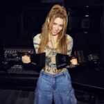 Shakira Instagram - Aquí celebrando los Billboards. Gracias por darnos la Canción del año Latin Pop y también el premio a Mejor artista Latin Pop en los #Billboards2023 Gracias por tanto apoyo!! 💋💋 los quiero.
