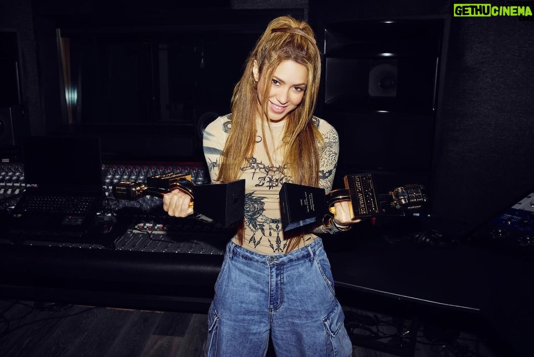 Shakira Instagram - Aquí celebrando los Billboards. Gracias por darnos la Canción del año Latin Pop y también el premio a Mejor artista Latin Pop en los #Billboards2023 Gracias por tanto apoyo!! 💋💋 los quiero.