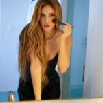 Shakira Instagram – Something about elevators and hotel hallways #BillboardLatinWeek 📷 @nicolasgerardin
