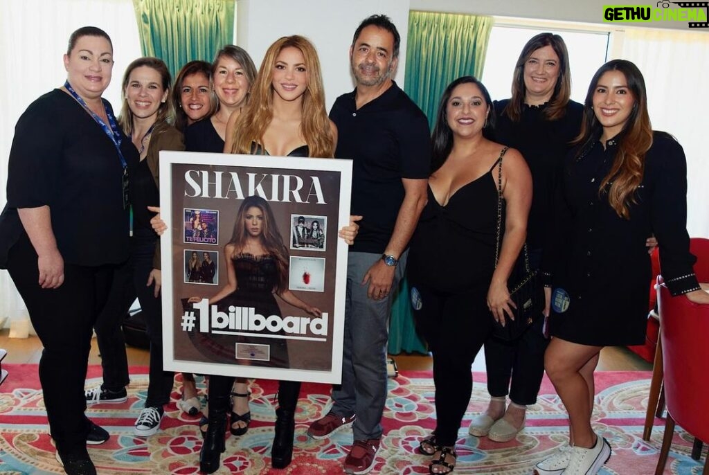 Shakira Instagram - Thank you for all the love and support! 4 number 1 on Billboard, #1 in Global Top 200, #Acrostico 4x platinum in the USA 📀📀📀📀 and #CopaVacia 2x platinum single in the US 📀📀 Forever grateful💋 📷 @nicolasgerardin