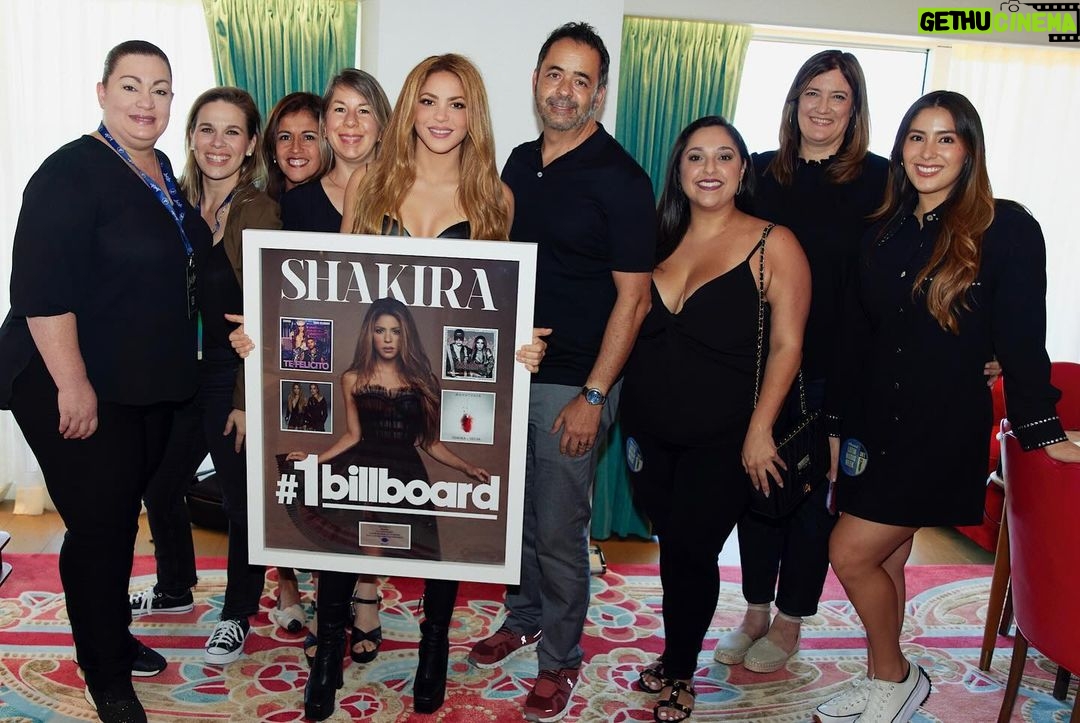 Shakira Instagram - Thank you for all the love and support! 4 number 1 on Billboard, #1 in Global Top 200, #Acrostico 4x platinum in the USA ππππ and #CopaVacia 2x platinum single in the US ππ Forever gratefulπ π· @nicolasgerardin
