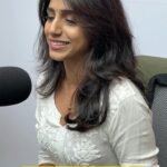 Shalini Balasundaram Instagram - @shalinibalasundaram and @aurochakkravarthy is here with us on #Hypermaalai for an exclusive interview for #VinveliDevathai Stay tuned with us!