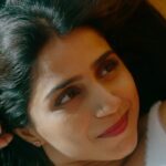 Shalini Balasundaram Instagram - Waking up like this with your loved one is a dream #shalinibalasundaram #vinvelidevathai #storyfilms What has happened in Vennila & Krish’s journey? Find out on 21st September in cinemas #shalinibalasundaram #vinvelidevathai #storyfilms