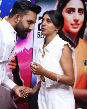 Shalini Balasundaram Instagram - So much of love for Vinveli Devathai movie. Lots of love from us to you too guys.. #shalinibalasundaram #vinvelidevathai #storyfilms