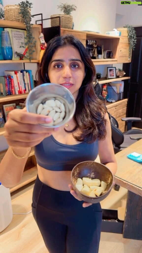Shalini Balasundaram Instagram - What would be your breakfast guys? Ps: I ate some of the apples before doing the video #shalinibalasundaram #lifestyle #food Kuala Lumpur, Malaysia