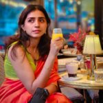 Shalini Balasundaram Instagram - Six yards of pure happiness in Paris with my love @sathish_natarajan perfect Parisian breakfast with mama #shalinibalasundaram #paris #travelgram #saree #couplesgoals Kuala Lumpur, Malaysia