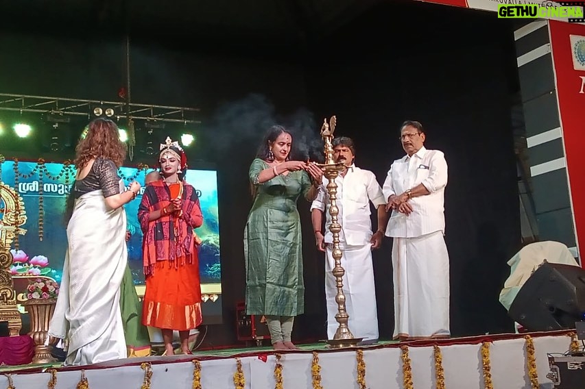 Shalu Menon Instagram - Njan pdipicha entte priya student Anil Anilkumarinte students intte arangettam nilavilakku koluthi inaugrate cheyyunnu… #danceclass#dancers -#arangetam#bharathnatyam#music #art #performer