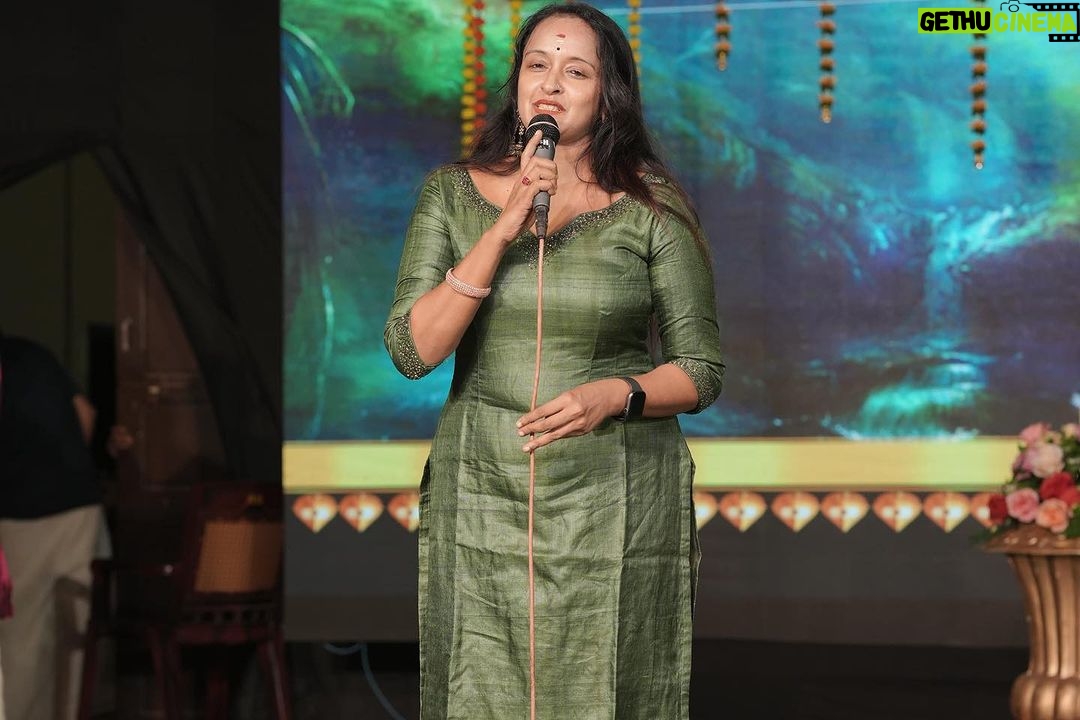 Shalu Menon Instagram - Njan pdipicha entte priya student Anil Anilkumarinte students intte arangettam nilavilakku koluthi inaugrate cheyyunnu… #danceclass#dancers -#arangetam#bharathnatyam#music #art #performer