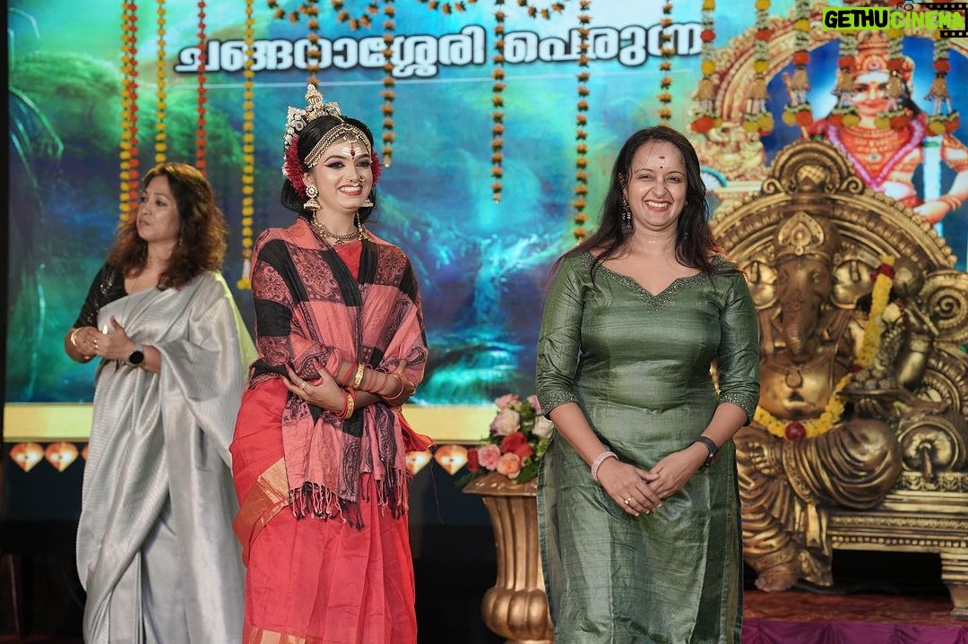 Shalu Menon Instagram - Njan pdipicha entte priya student Anil Anilkumarinte students intte arangettam nilavilakku koluthi inaugrate cheyyunnu… #danceclass#dancers -#arangetam#bharathnatyam#music #art #performer