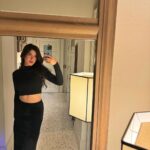 Shanaya Kapoor Instagram - mirror, mirror on the wall.. 🐰