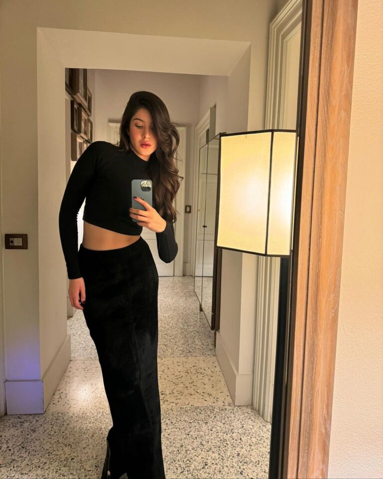 Shanaya Kapoor Instagram - mirror, mirror on the wall.. 🐰