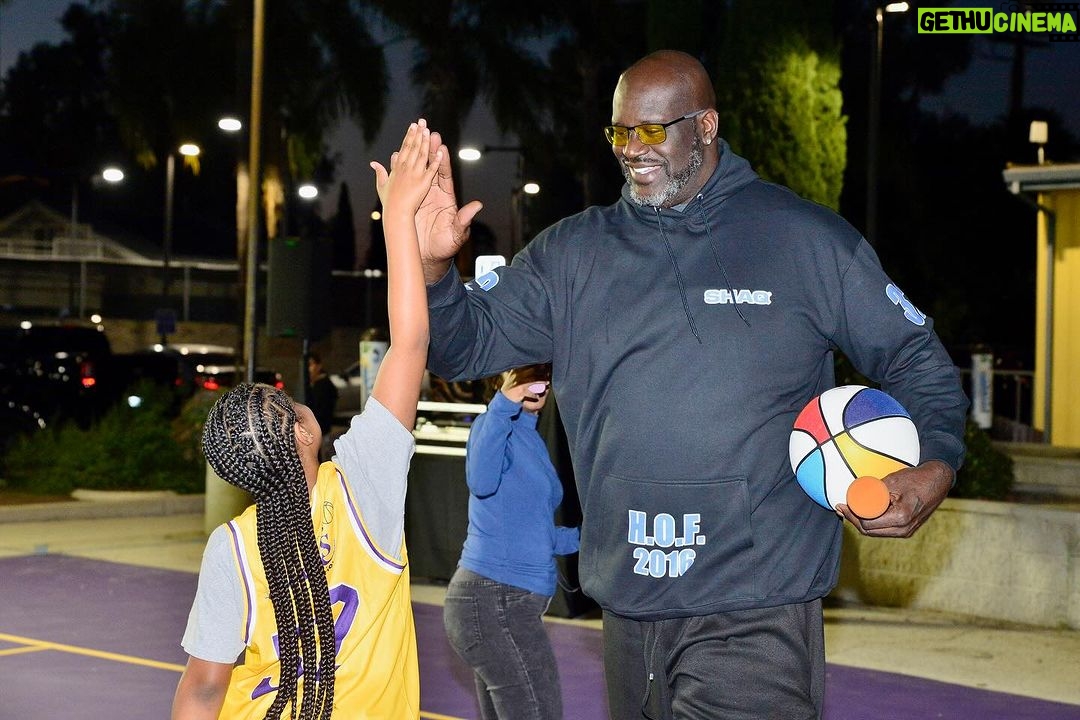 Shaquille O'Neal Instagram - The fifth Comebaq Court launch with @icyhot was a SLAM DUNK 🧊 🔥 We’re proud to announce that our newest court is now open at the Challengers Boys & Girls Club of Metro Los Angeles! @shaqfoundation @bgcmla @lakerscommunity #IcyHotPartner #ComebaqCourt