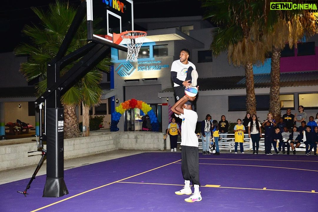 Shaquille O'Neal Instagram - The fifth Comebaq Court launch with @icyhot was a SLAM DUNK 🧊 🔥 We’re proud to announce that our newest court is now open at the Challengers Boys & Girls Club of Metro Los Angeles! @shaqfoundation @bgcmla @lakerscommunity #IcyHotPartner #ComebaqCourt
