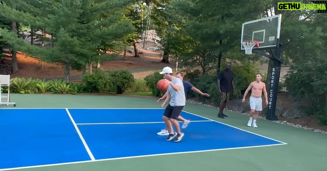 Shaquille O'Neal Instagram - i jumped a whole 1 inch to dunk, sign me to a ten day 350 million for ten days guaranteed. @jamiejsalter @csalter9 @tylersalter_ @weareauthentic @reebok