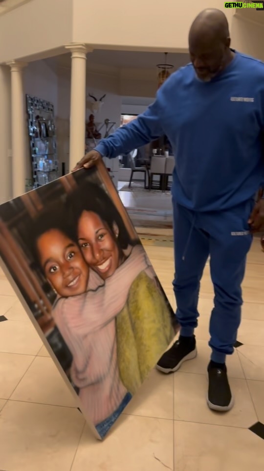 Shaquille O'Neal Instagram - “A Sister’s Love” by @jlhill_art Four years ago, I lost my baby sister Ayesha Harrison-Jex to cancer. There’s not a single day that goes by where I don’t miss her or think about her. John, my brother thank you for honoring Ayesha and her memory in this way. Her love for our family knew no bounds. This portrait of Ayesha and my oldest daughter @taahirahoneal is a testament to just that. I can’t thank you enough. Wow. Atlanta, Georgia