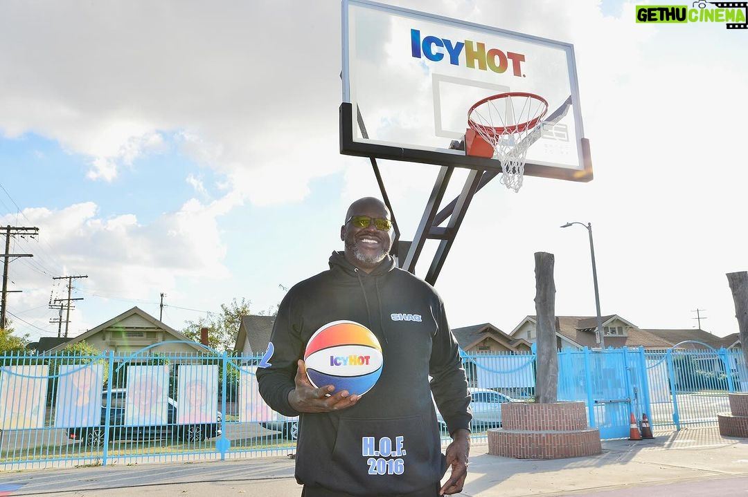 Shaquille O'Neal Instagram - The fifth Comebaq Court launch with @icyhot was a SLAM DUNK 🧊 🔥 We’re proud to announce that our newest court is now open at the Challengers Boys & Girls Club of Metro Los Angeles! @shaqfoundation @bgcmla @lakerscommunity #IcyHotPartner #ComebaqCourt