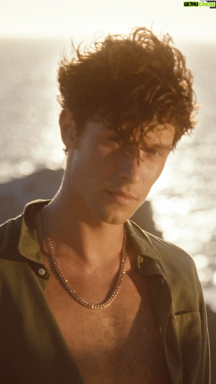 Shawn Mendes Instagram - I’m excited to be the new brand ambassador for @davidyurman, and to be featured in their spring campaign, Nature’s Artistry, celebrating nature and the creative inspiration it provides. Thank you for shooting this incredible campaign @_glen_luchford. More coming soon! Styled by @georgecortina @tiffbrisenostylist
