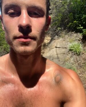 Shawn Mendes Instagram - Honestly sometimes when i’m having bad anxiety doing things like Meditation, journaling & breath work feels really hard to do. 

Sometimes i just need REST & go into nature for a little bit.

i’ve found my spots around town that i can escape to for an hour or so when things feel intense & it’s really changed my life. 

Nature kinda effortlessly heals us 💙🌳🌿 

i hope you’re doing okay #mentalhealthmonth