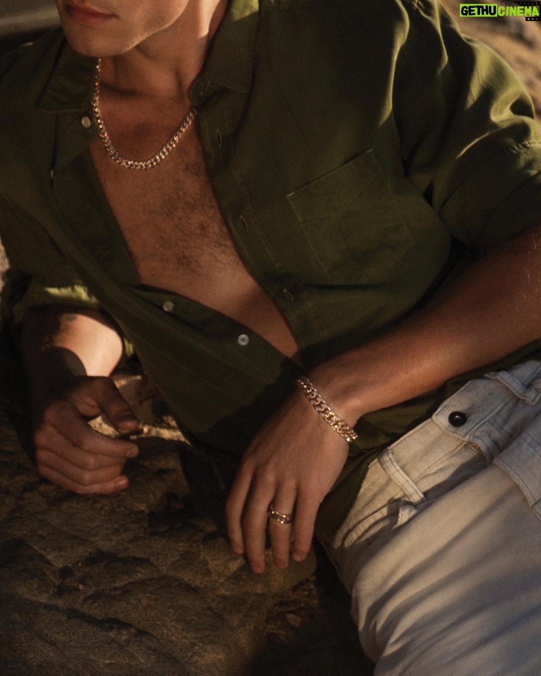 Shawn Mendes - 2.9 Million Likes - More from @davidyurman. Shot by @_glen_luchford,Ā BTS shot by @lewismirrett & styled by @georgecortina @tiffbrisenostylist
#DavidYurman #DYCreativitylnspires