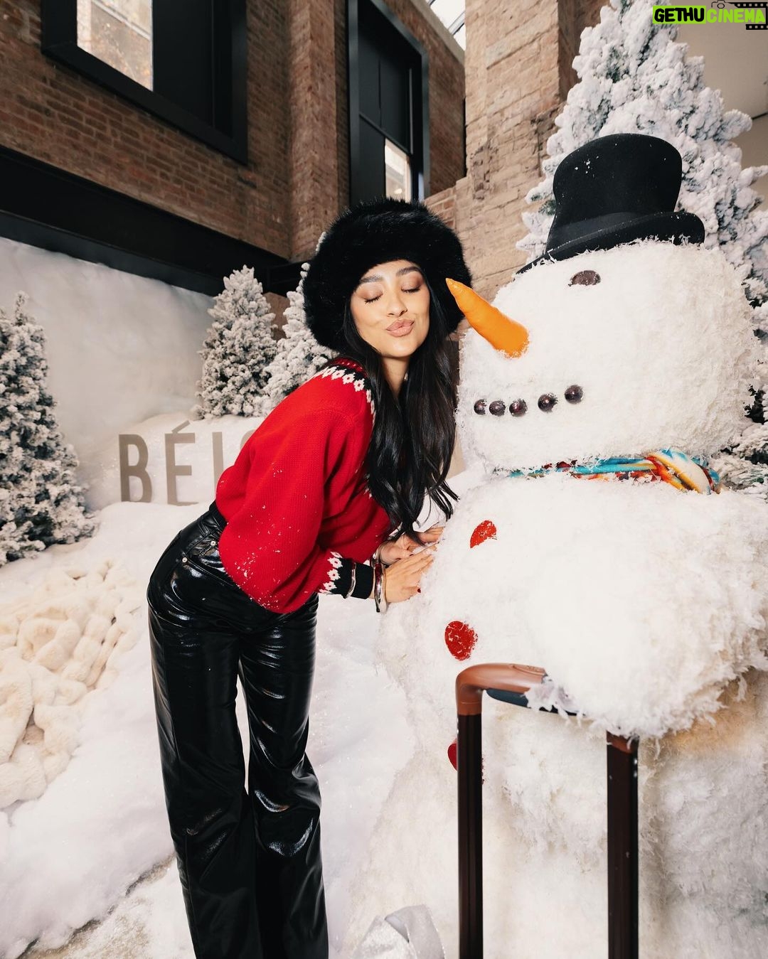 Shay Mitchell Instagram - Our @beis team is the béisttttt 😜 So grateful to be amongst such incredible people these past few days Shout out to @shopify for powering this pop up and being an amazing partner
