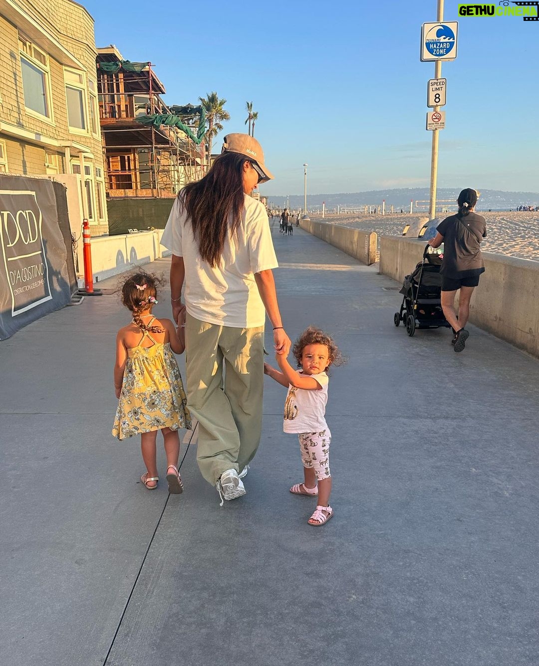 Shay Mitchell Instagram - The seagull was a paid actor