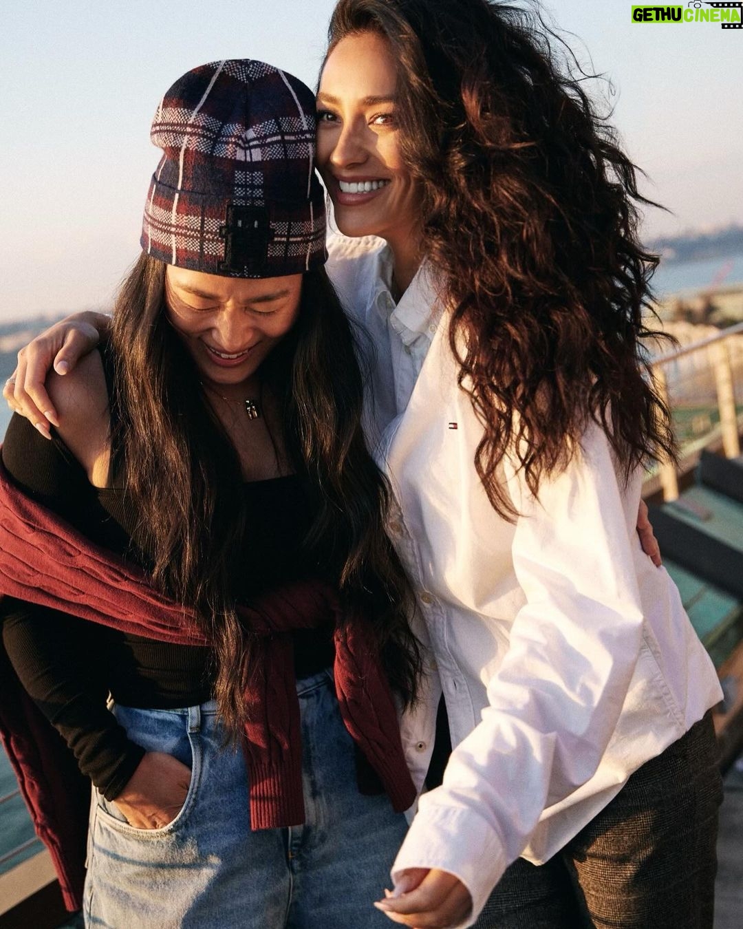 Shay Mitchell Instagram - A Hilfiger Holiday with the @tommyhilfiger Family #thpartner