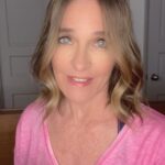 Sheila Kelley Instagram - Hey this is your body over here saying, “Don’t forget about me!” How will you show your body some deep love today? Me? I’m going swimming! #selflove #embodiment #sfactor