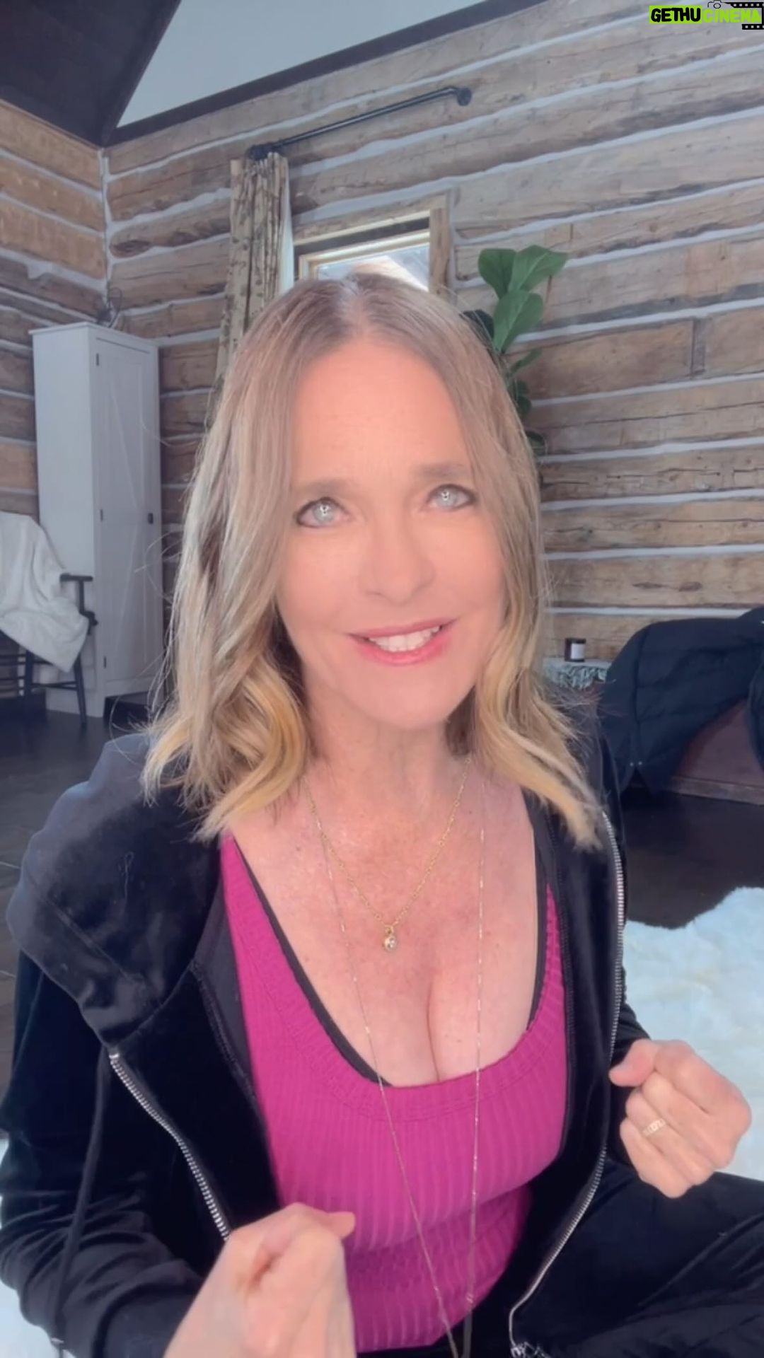 Sheila Kelley Instagram - I’m a healthy eater. I am super conscious of what I put in my body and how what I ingest makes me feel. How what I eat sustains me. And most importantly, how it keeps me well. As many of you know, I lost my sister to breast cancer this January. Before that, I lost a brother and two other sisters. When I say “your body’s health is everything,” I come from a place of experience. This year alone I’ve cut out so many foods that I didn’t even know were depleting my body. Shout out to @getwildfit, the best eating philosophy this side of the galaxy. Thank you @ericedmeades. The hardest time to maintain healthy eating is when I’m on the road. I’m guessing you might have that same challenge. Let me share what I’ve found are some effective travel hacks. If you have other travel hacks, please share in comments below!