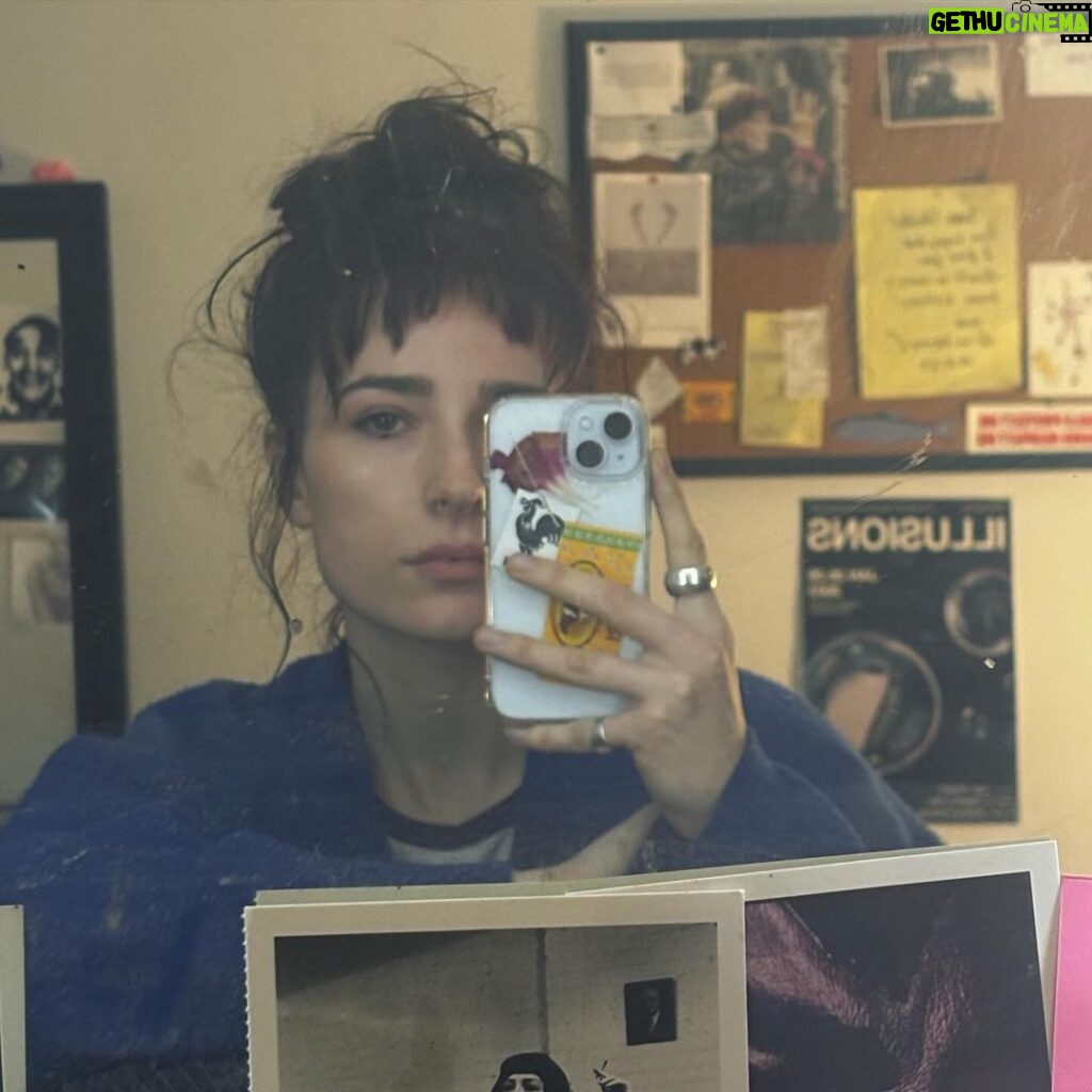 Shelby Flannery Instagram - Dirty mirror club
