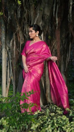 Shibani Bedi Instagram - Tum mein se kaun mummy ki sarees DIY karta hai, jaldi se batao 😁♥️
.
.
Saree by @drapes_n_divas 
Jewellery by @cacklewithlove 
Shot by @sktphotos 
Videography by @julyweek.2.0 
Styled by @niharikatanejaa 
Hairstyle by @hairstylesbydolly 
.
.
.
#vintage #sarees #drapes #indian #indianwear #mom #diy #oldschool #photoshoot #shibanibedi