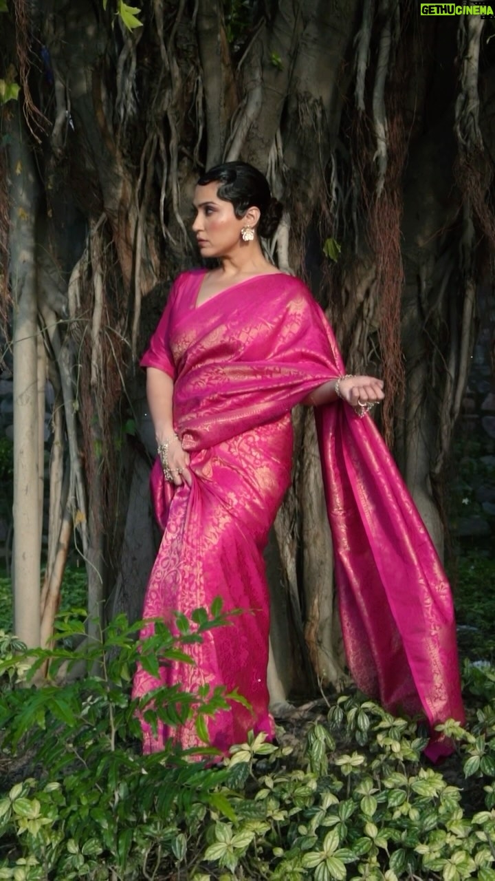 Shibani Bedi - 4.3K Likes - Tum mein se kaun mummy ki sarees DIY karta hai, jaldi se batao 😁♥️
.
.
Saree by @drapes_n_divas
Jewellery by @cacklewithlove
Shot by @sktphotos
Videography by @julyweek.2.0
Styled by @niharikatanejaa
Hairstyle by @hairstylesbydolly
.
.
.
#vintage #sarees #drapes #indian #indianwear #mom #diy #oldschool #photoshoot #shibanibedi
