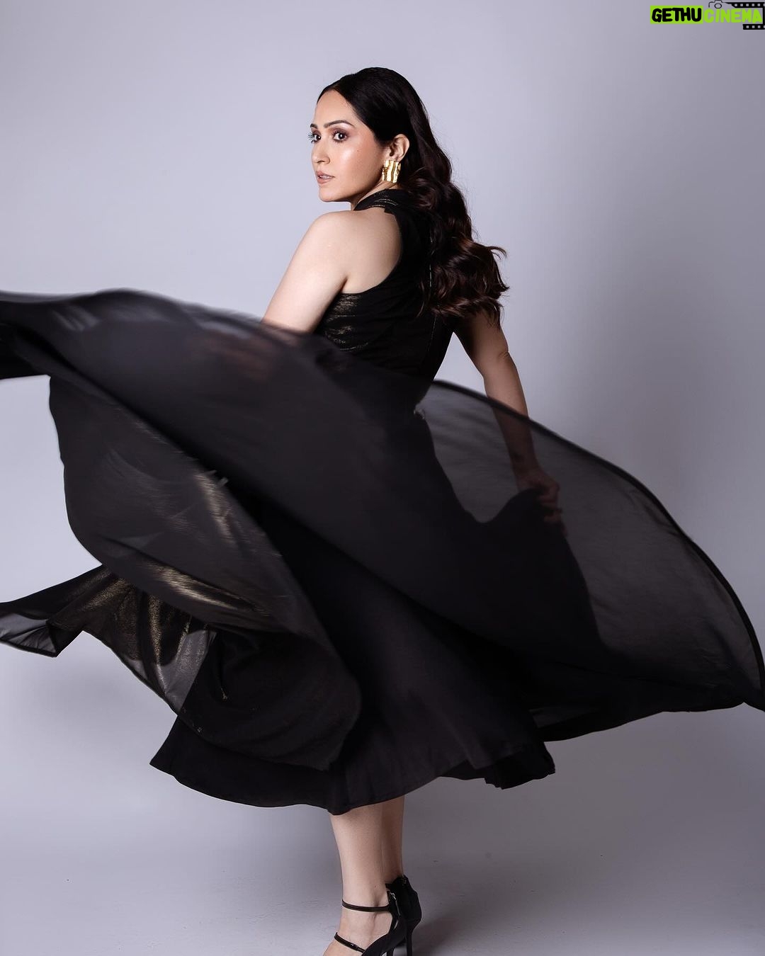 Shibani Bedi Instagram - A long pending carousel . . Wearing @houseoffett Shot by @sktphotos Makeup by @makeup_reaction Hair by @hairstylesbydolly Styled by @niharikatanejaa