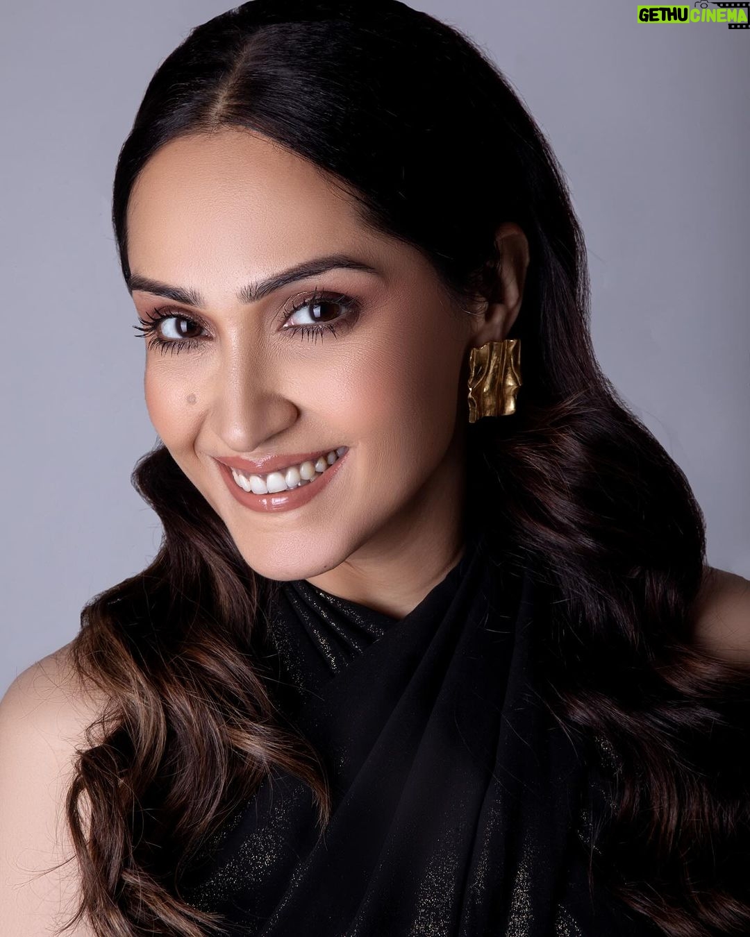 Shibani Bedi Instagram - A long pending carousel . . Wearing @houseoffett Shot by @sktphotos Makeup by @makeup_reaction Hair by @hairstylesbydolly Styled by @niharikatanejaa