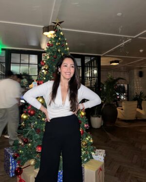 Shibani Bedi Instagram - Attended the @cocacola_india Christmas parrrty dressed like a basic ornament 
Thank you for having me @cosmoindia @fetch_india 
.
.
#christmas #xmas #cocacola #shibanibedi