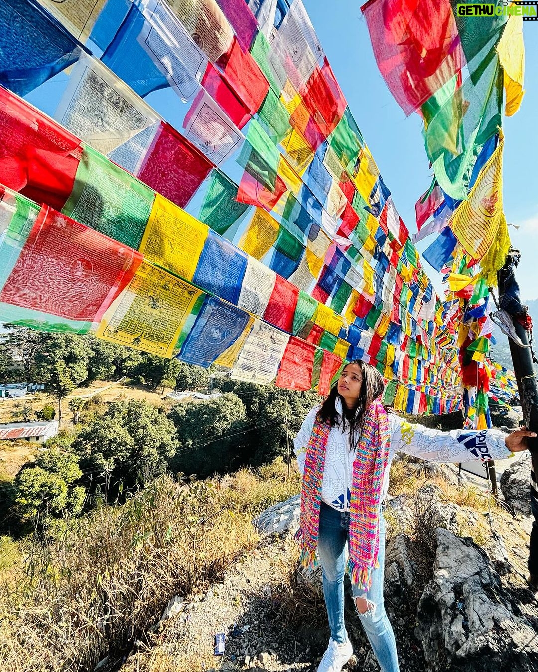 Shilpa Thakre Instagram - 𝙐𝙣𝙖𝙡𝙤𝙢𝙚 ….. 🌄 The unalome is a symbol for the journey to enlightenment. I personally love this symbol, as it reminds us that the path isn’t always straight, perfect, or even in the “right” direction. Our paths to awakening are filled with missteps, lessons to learn, and suffering ✨❤️✨. @beeneeraj @nikonindiaofficial #shilpathakre #expressionqueen #mountains #pahad #gratitude #travel #traveling #travelgram #nature #naturephotography #naturelovers #café #explore #exploremore #solo #devbhoomi #dalai #dalaihills #dream #dreamcatcher Dalai Hill