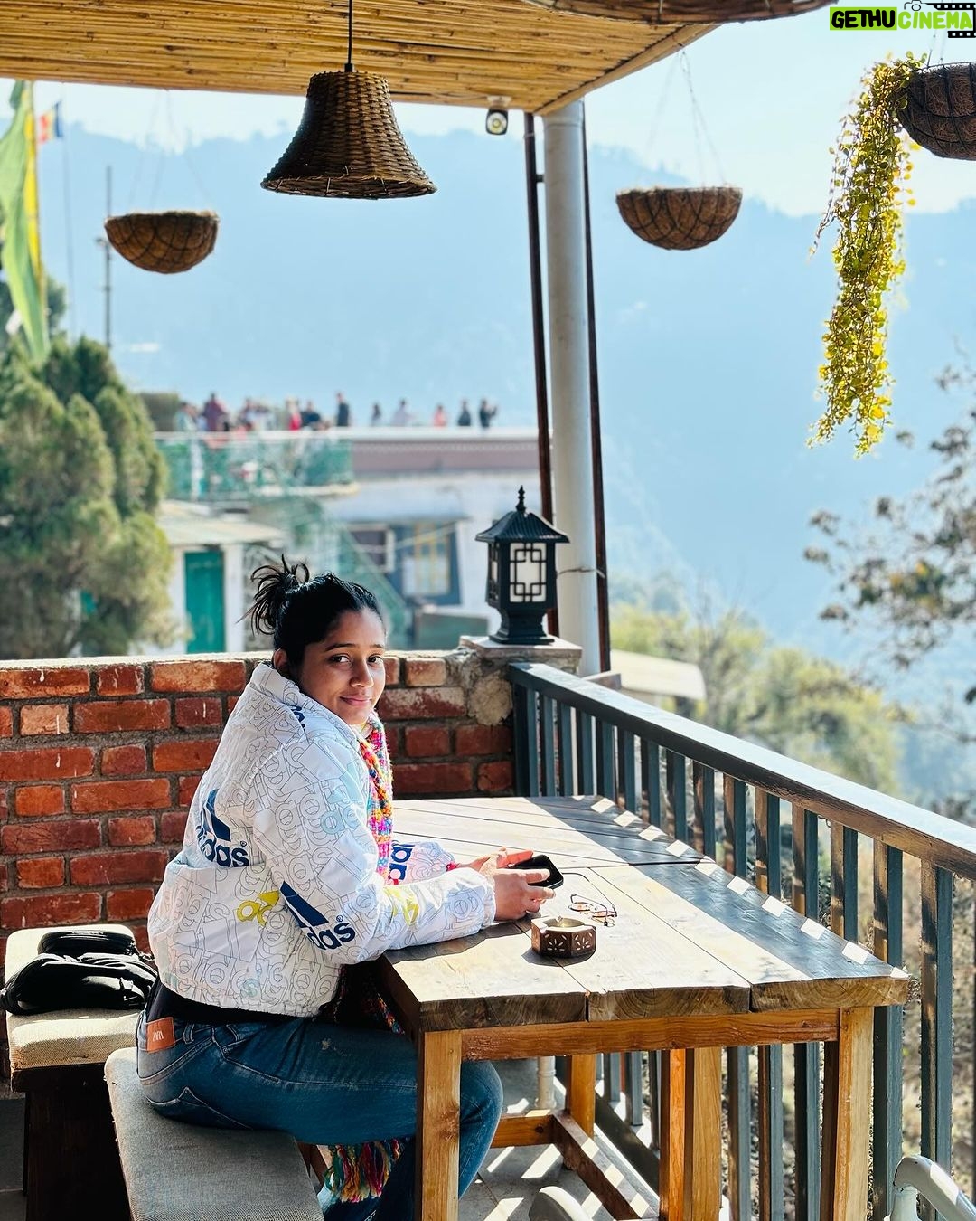 Shilpa Thakre Instagram - Time in nature soothes my soul’s lovely wild 🗾 @beeneeraj @nikonindiaofficial #shilpathakre #expressionqueen #mountains #pahad #gratitude #travel #traveling #travelgram #nature #naturephotography #naturelovers #café #explore #exploremore #solo #devbhoomi Mussooree, Uttarakhand, India