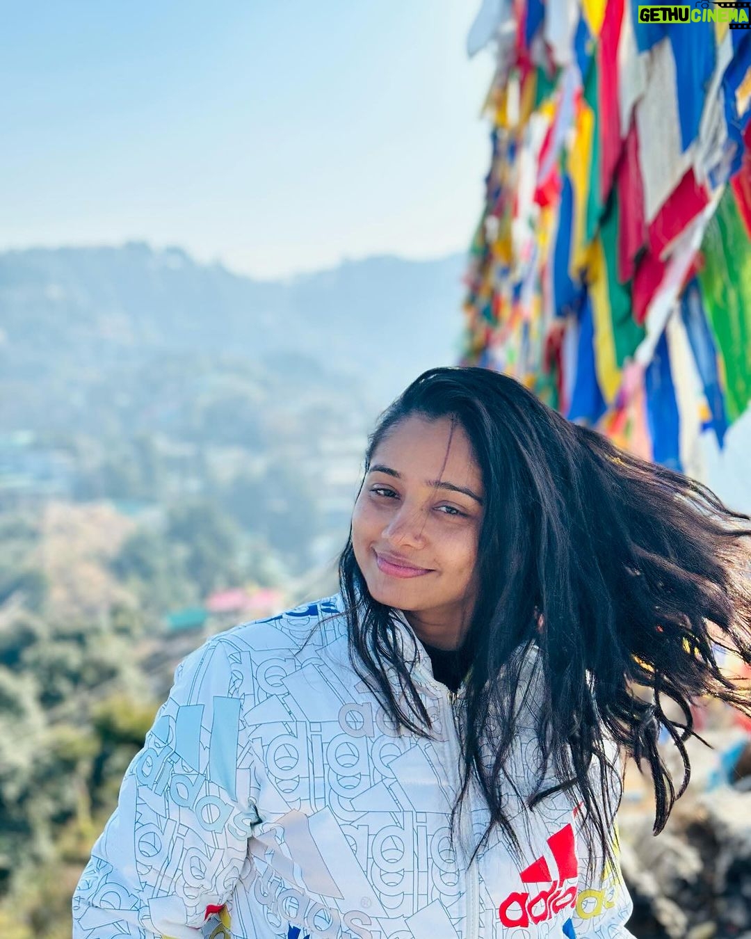 Shilpa Thakre Instagram - ππ£ππ‘π€π’π β¦.. π The unalome is a symbol for the journey to enlightenment. I personally love this symbol, as it reminds us that the path isnβt always straight, perfect, or even in the βrightβ direction. Our paths to awakening are filled with missteps, lessons to learn, and suffering β¨β€οΈβ¨. @beeneeraj @nikonindiaofficial #shilpathakre #expressionqueen #mountains #pahad #gratitude #travel #traveling #travelgram #nature #naturephotography #naturelovers #cafΓ© #explore #exploremore #solo #devbhoomi #dalai #dalaihills #dream #dreamcatcher Dalai Hill