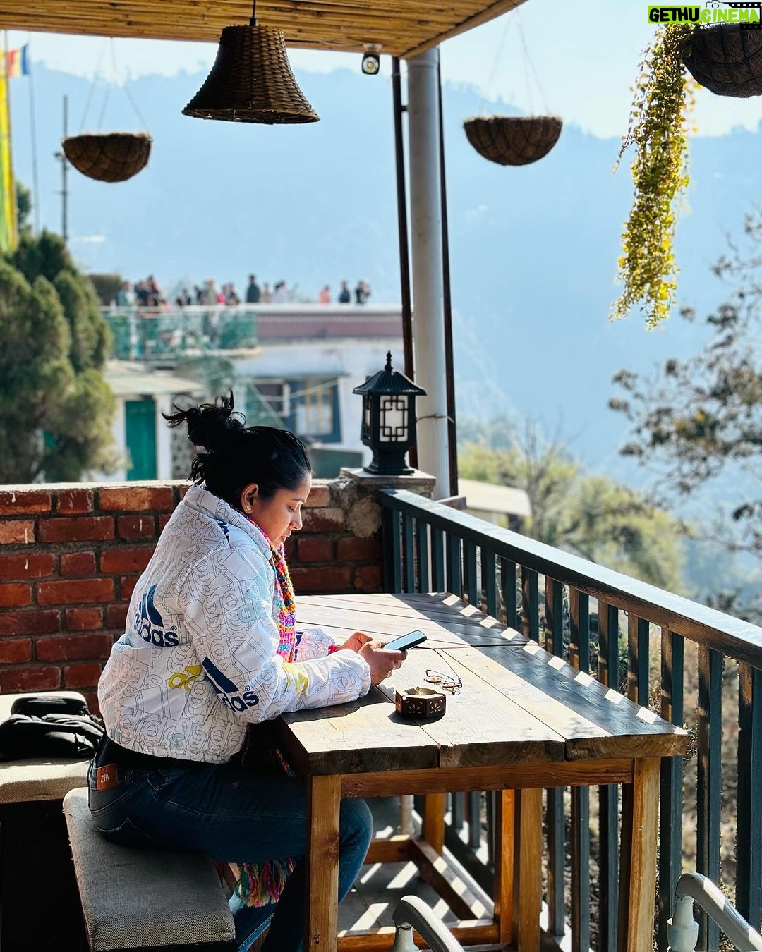 Shilpa Thakre Instagram - Time in nature soothes my soul’s lovely wild 🗾 @beeneeraj @nikonindiaofficial #shilpathakre #expressionqueen #mountains #pahad #gratitude #travel #traveling #travelgram #nature #naturephotography #naturelovers #café #explore #exploremore #solo #devbhoomi Mussooree, Uttarakhand, India
