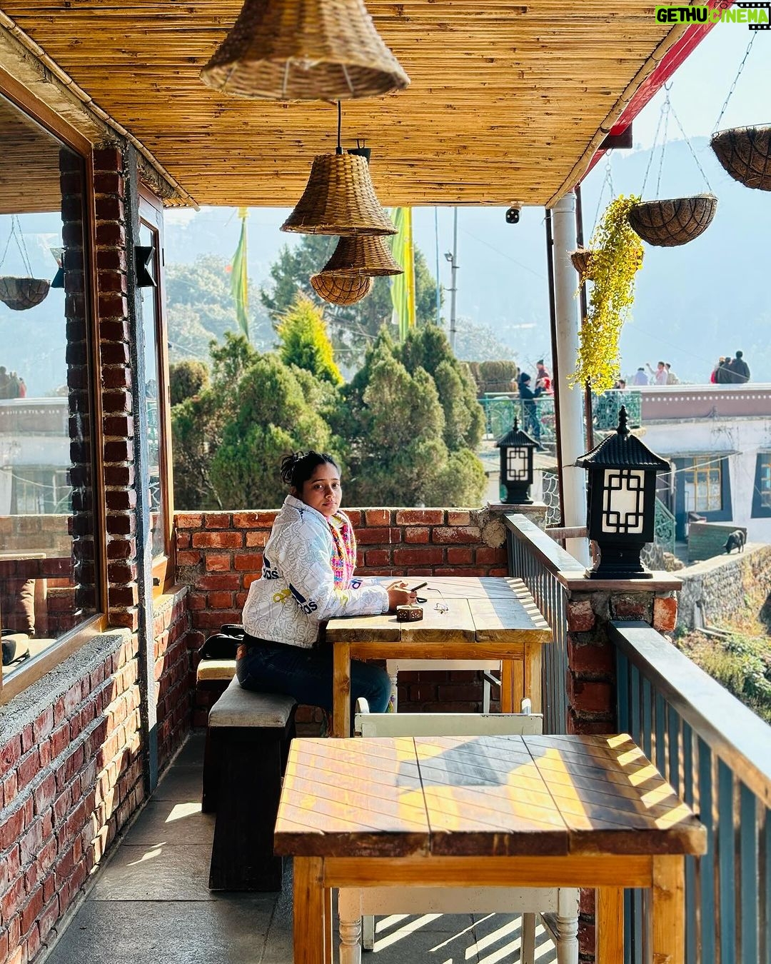 Shilpa Thakre Instagram - Time in nature soothes my soul’s lovely wild 🗾 @beeneeraj @nikonindiaofficial #shilpathakre #expressionqueen #mountains #pahad #gratitude #travel #traveling #travelgram #nature #naturephotography #naturelovers #café #explore #exploremore #solo #devbhoomi Mussooree, Uttarakhand, India