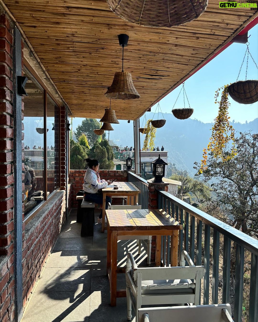 Shilpa Thakre Instagram - Time in nature soothes my soul’s lovely wild 🗾 @beeneeraj @nikonindiaofficial #shilpathakre #expressionqueen #mountains #pahad #gratitude #travel #traveling #travelgram #nature #naturephotography #naturelovers #café #explore #exploremore #solo #devbhoomi Mussooree, Uttarakhand, India