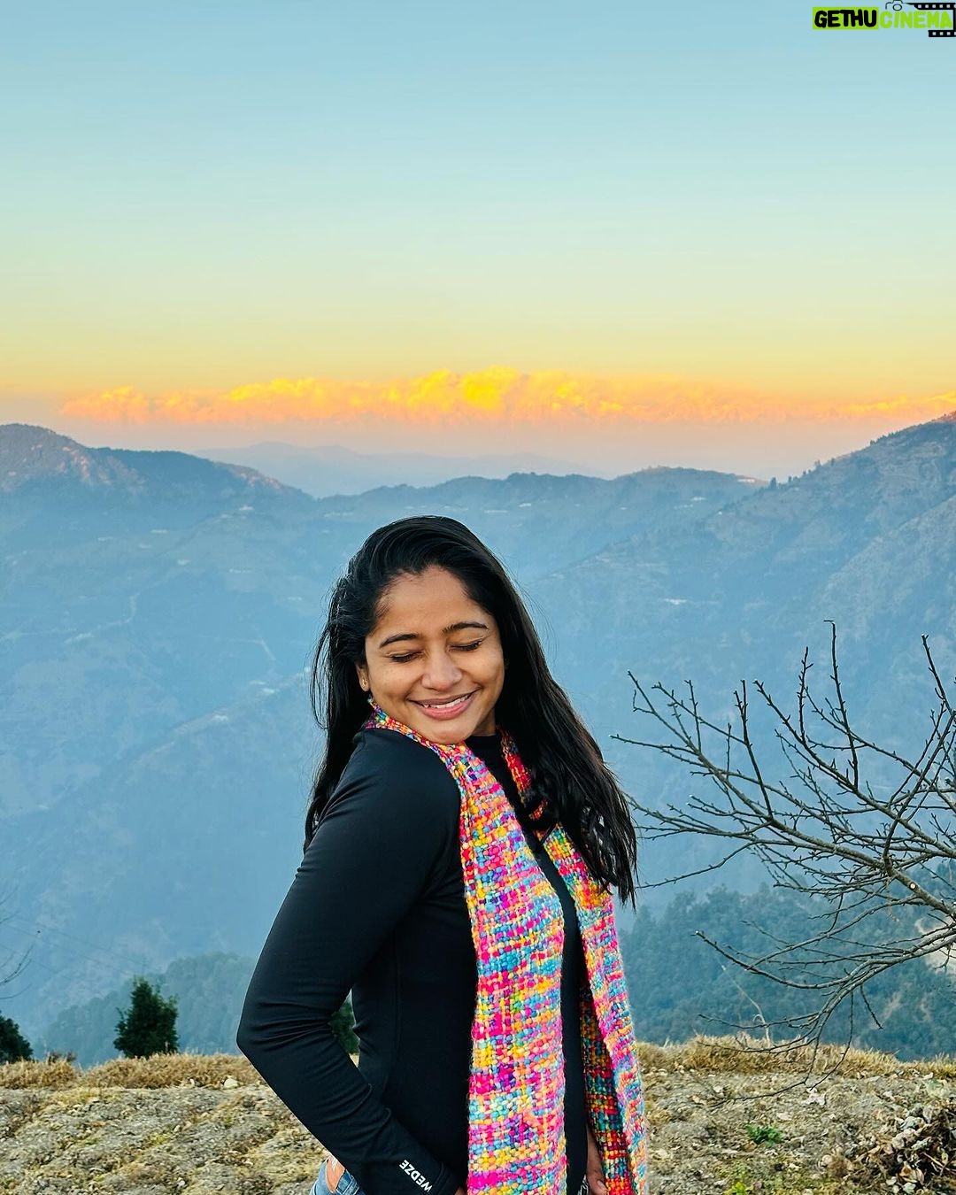 Shilpa Thakre Instagram - It is in the silence of nature where one will find true bliss ✨🌄🌅 @beeneeraj @nikonindiaofficial #shilpathakre #expressionqueen #mountains #pahad #uttarakhand #devbhoomi #nature #naturephotography #sunset #naturelovers #sukoon #picoftheday #love #gratitude #insta #instagood #instagram #instamood #view