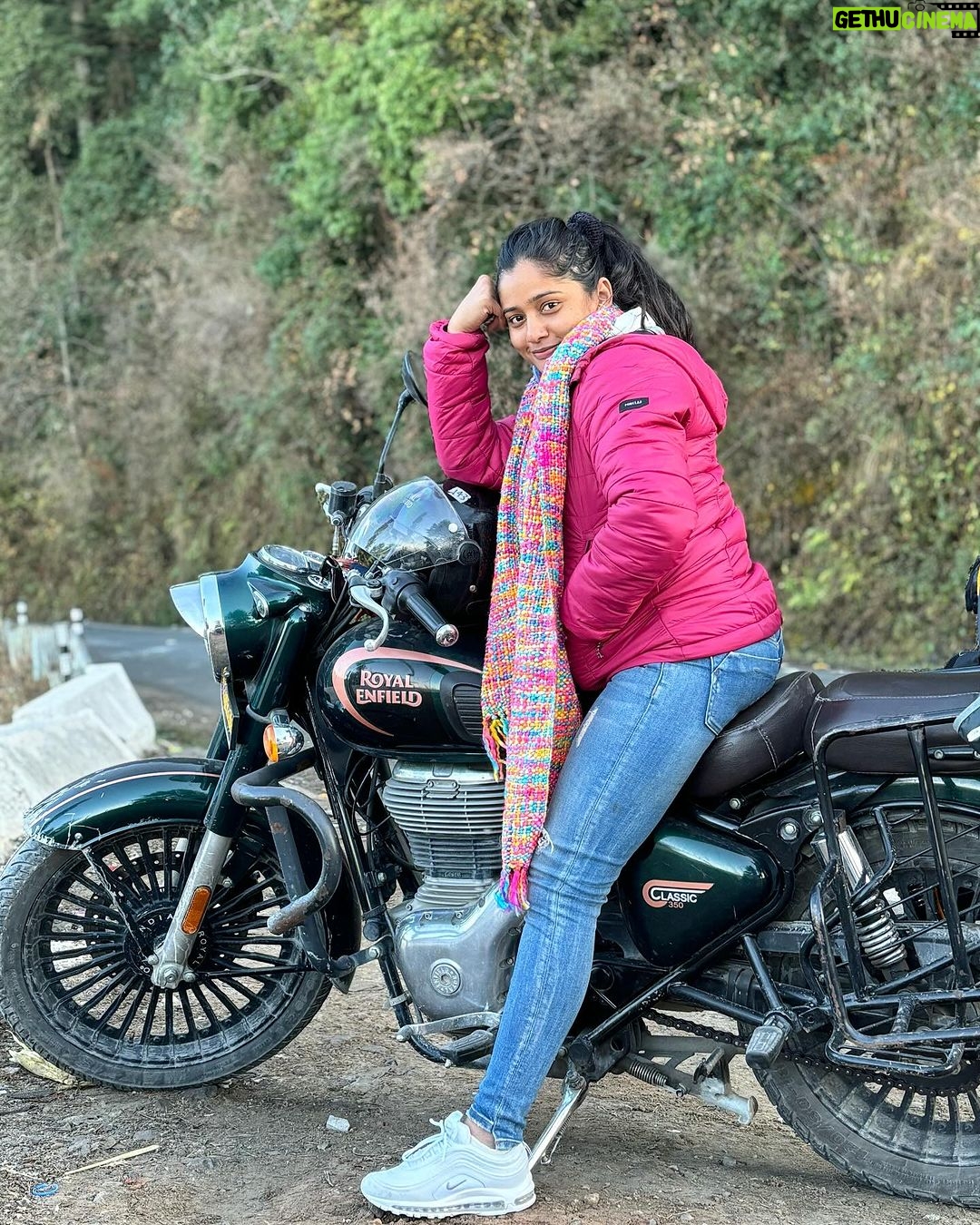 Shilpa Thakre Instagram - Take your own time to bloom ✨❤️ @beeneeraj @nikonindiaofficial #shilpathakre #expressionqueen #travel #travelphotography #travelling #solo #solotravel #mountains #pahad #devbhoomi #jannat #photography #photooftheday #likeforlikes #likeforfollow #bullet #royalenfield Chamba - Tehri Garhwal