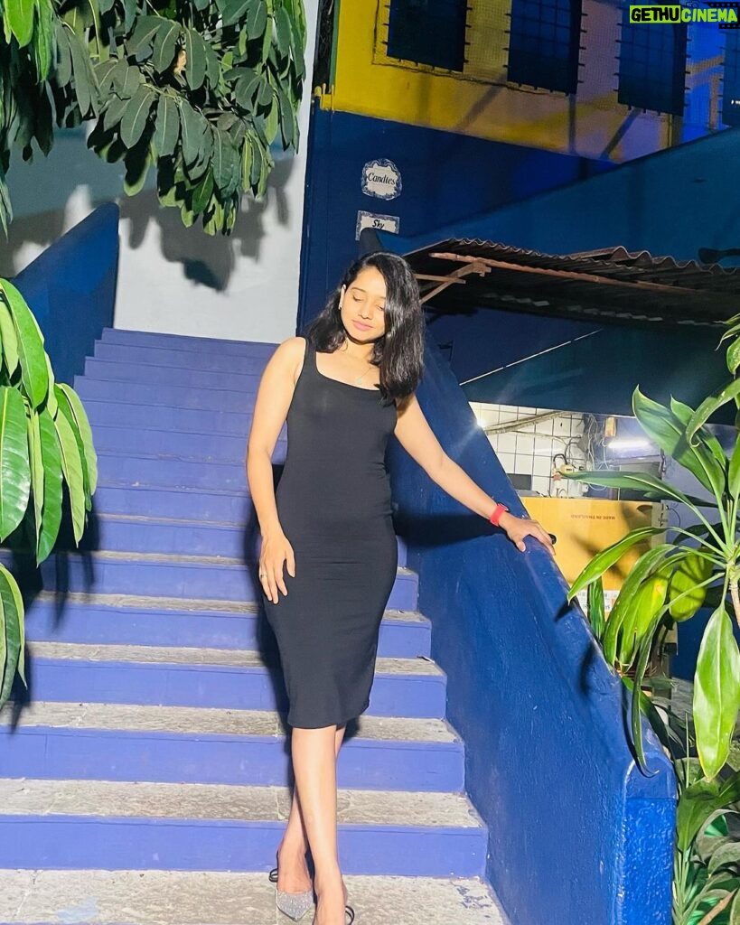 Shilpa Thakre Instagram - Black Friday 🖤✨ pc : @shivanimagdum007 #shilpathakre #expressionqueen #love #friday #weekend #weekendvibes #chill #enjoy #insta #instagram #instadaily #instamood