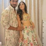 Shiny Doshi Instagram - Love and light to all✨️🪔🌟💫 Happy Diwali and a Happy New Year💗 #twinningiswinning #myforever 💖